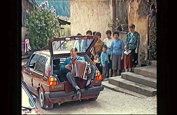 V najnovejšem dokumentarcu Žige Virca je veliko prizorov vsakdanjega življenja, kot so poroka, razna praznovanja, pikniki, ki 
delujejo kot kontrapunkt običajnim dokumentarcem iz obdobja 
osamosvajanja.