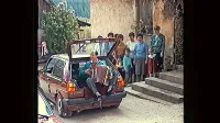 V najnovejšem dokumentarcu Žige Virca je veliko prizorov vsakdanjega življenja, kot so poroka, razna praznovanja, pikniki, ki 
delujejo kot kontrapunkt običajnim dokumentarcem iz obdobja 
osamosvajanja.
