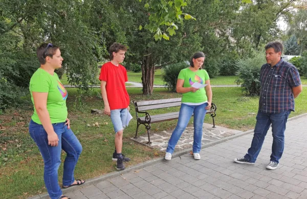 Aktivist in bistriški občinski svetnik Nace Peric (drugi z leve) ter 
člani društva Eko Bistrc domačine pozivajo, naj oddajo svoj podpis 
in tako podprejo spremembe Zakona o varovanju okolja.