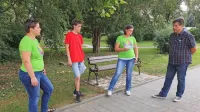 Aktivist in bistriški občinski svetnik Nace Peric (drugi z leve) ter 
člani društva Eko Bistrc domačine pozivajo, naj oddajo svoj podpis 
in tako podprejo spremembe Zakona o varovanju okolja.