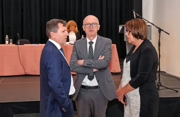Nevenka Kržan v družbi s Stojanom Zdolškom (v sredini), ki vodi 
skupščine Luke Koper, in z  zdaj že nekdanjim predsednikom 
uprave Boštjanom Napastom