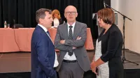 Nevenka Kržan v družbi s Stojanom Zdolškom (v sredini), ki vodi 
skupščine Luke Koper, in z  zdaj že nekdanjim predsednikom 
uprave Boštjanom Napastom
