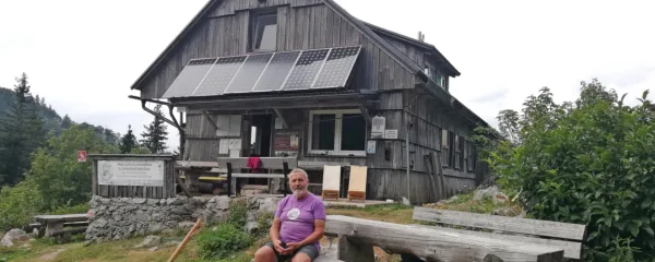 Franci Beguš, najemnik Orožnove koče na Planini za Liscem, 
poudarja, da bi morala planinska društva bolje poskrbeti za 
pogoje dela v planinskih kočah.