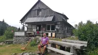 Franci Beguš, najemnik Orožnove koče na Planini za Liscem, 
poudarja, da bi morala planinska društva bolje poskrbeti za 
pogoje dela v planinskih kočah.