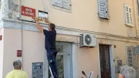 Tudi Bidovčeva ulica oziroma via Ferdo Bidovec je dobila novo 
tablo, ki spomni, da je nekoč nosila ime Carlo Combi. 