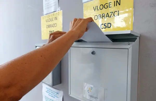 Odvetnica Novogoričana je vložila kazensko ovadbo zoper CSD, kjer naj bi 
uslužbenka znanki nezakonito dodelila  otroške dodatke in štipendijo. 