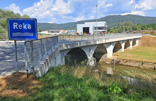 Ker so razlivne površine reke Reke dosti večje, ta poplavlja 
počasneje.