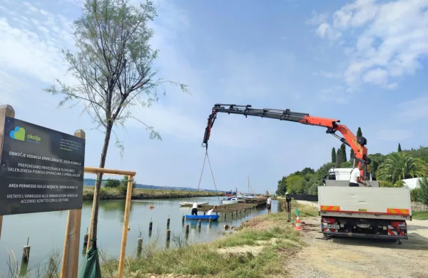 Nameščanje lesenega mostovža na pilote še vedno traja, rok za 
dokončanje je prestavljen na 31. oktober. 
