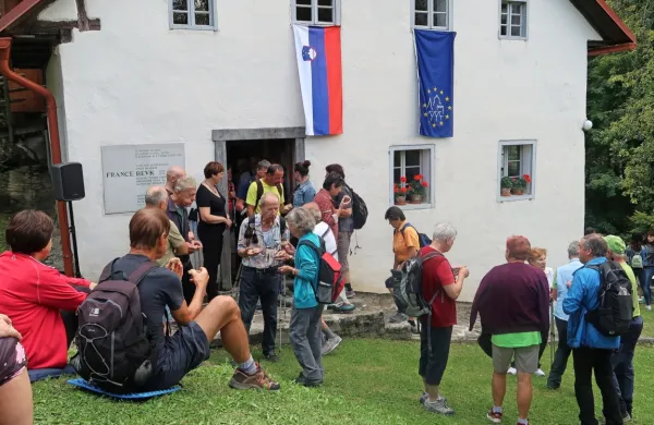 Pred domačijo pisatelja Franceta Bevka v Zakojci se je v nedeljo 
zbrala pisana množica. Ob pogrešanih Cerkljanih, jih je največ 
prišlo v organizaciji društva Baška dediščina.