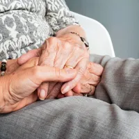 Demenca prinaša veliko bolezensko, socialno, telesno, čustveno 
in finančno breme za osebo z demenco in za svojce.