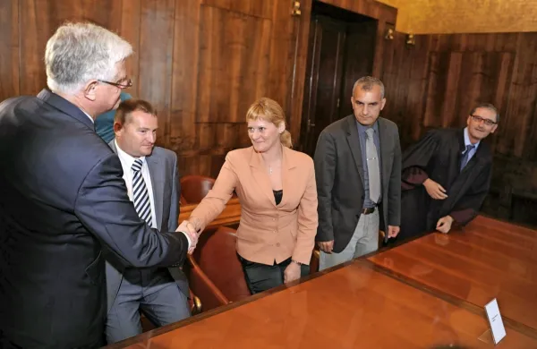 Po Sporazumu o delni delitvi skupnega premoženje, ki sta ga 15. 
decembra 2015 podpisala Boris Popovič in Gregor Strmčnik, je 
Ankaran uveljavljal samo pravice, ki so mu šle od leta 2015, ko je 
začela občina opravljati svoje naloge. Sedaj zahteva pravice, ki 
izhajajo iz leta 2011, ko je bila občina Ankaran ustanovljena - na 
fotografiji ob odločitvi Ustavnega sodišča.