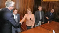 Po Sporazumu o delni delitvi skupnega premoženje, ki sta ga 15. 
decembra 2015 podpisala Boris Popovič in Gregor Strmčnik, je 
Ankaran uveljavljal samo pravice, ki so mu šle od leta 2015, ko je 
začela občina opravljati svoje naloge. Sedaj zahteva pravice, ki 
izhajajo iz leta 2011, ko je bila občina Ankaran ustanovljena - na 
fotografiji ob odločitvi Ustavnega sodišča.