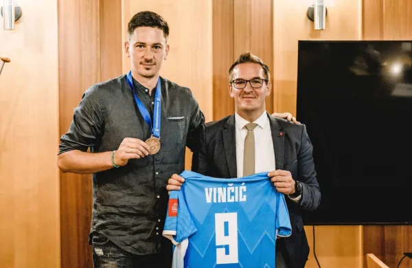 Dejan Vinčić z bronasto medaljo okrog vratu je novogoriškemu 
županu Samu Turelu podaril svoj reprezentančni dres.