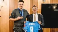 Dejan Vinčić z bronasto medaljo okrog vratu je novogoriškemu 
županu Samu Turelu podaril svoj reprezentančni dres.