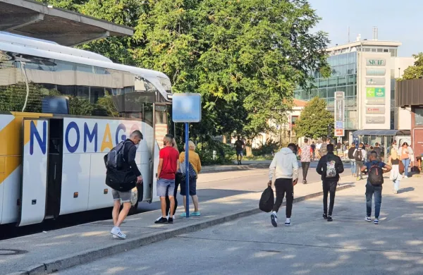 Nekateri prebežniki se (tako kot trije desno na fotografiji) zjutraj   
pomešajo med dijake, potem pa nadaljujejo pot po Erjavčevi ulici 
do meje.