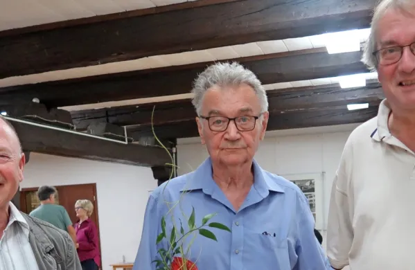 Umetnik in ekselenca fotografije Tihomir Pinter z nekdanjim 
ravnateljem, poznejšim poslancem Samom Bevkom in kustusom 
Tonijem Zelencem na razstavi, ki jo je posvetil Idriji.