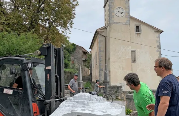 V ponedeljek so v Štanjel pripeljali skoraj dve toni težko maketo.