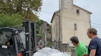 V ponedeljek so v Štanjel pripeljali skoraj dve toni težko maketo.