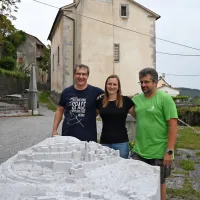 Tomaž Vadjunec, Špela Šedivy in Anton Marn ob kamniti maketi, ki 
so jo v ponedeljek postavili v središču Štanjela.