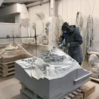 Špela Šedivy ob nastajajoči kamniti maketi v delavnici v Sežani.