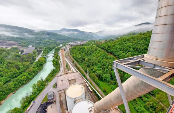 Kjer ni zadostne motivacije podjetij za korake, ki so nujni za zagotovitev zdravja ljudi, mora posredovati država, pravijo 
na Občini Kanal ob Soči.