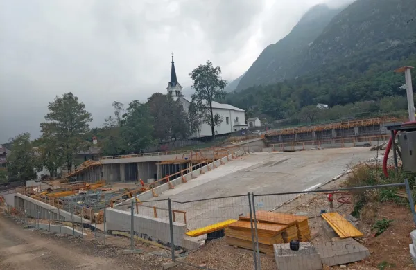 Terasasta športna dvorana je delno vkopana in se atraktivno
vključuje v okolje.