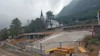 Terasasta športna dvorana je delno vkopana in se   atraktivno 
vključuje v okolje. 