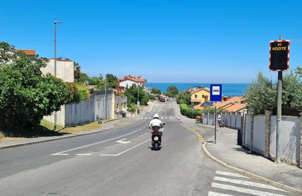 Stanovalci ob Krožni cesti v Žusterni pravijo, da cestni dirkači 
ogrožajo prometno varnost na tem območju.
