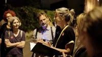 Francesca Pitacco (v ospredju) med nočnim vodenjem po Kavani in 
po sledeh nekdanjih  pisanih časov.