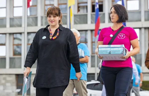 Nika Kovač in Mateja Satler