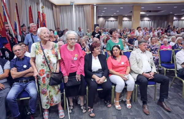 Večine nekdanjih internirank ni več med nami. Pred tremi leti se je 
v 98. letu poslovila tudi Koprčanka Marta Peljhan (tretja z leve), 
letos aprila pa je v 99. letu umrla tudi njena cimra iz Ravensbrücka 
Mara Miklavič iz Kobarida (ob njej levo).
