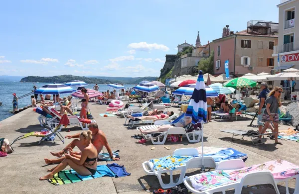 Punta se poleti spremeni v priljubljeno mestno plažo, izven 
turistične sezone pa je prav tako priljubljeno parkirišče za 
imetnike parkirnega abonmaja. 