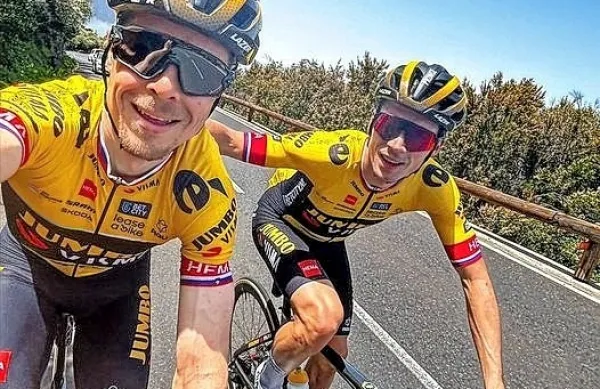 Kakšen in čigav dres bosta v prihodnji sezoni nosila Jan Tratnik 
(levo) in Primož Roglič? 