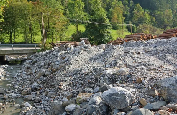 Hudournik Čerinščica, sedaj neznaten potoček, je julija rušil vse 
pred seboj. Za zaščito zaselkov v Novakih in Cerknega ga bodo 
skupaj s hudournikom Črna sanirali še pred zimo.