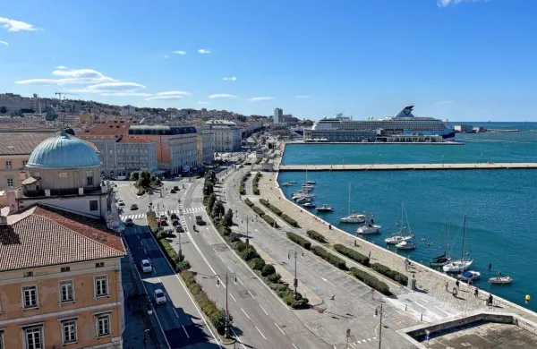 Na nabrežju, osrednjem prizorišču Barkolane, so del kolesarske 
poti med grmičevjem  provizorično končali in prekrili z asfaltom.  
Konec novembra  naj bi bil projekt ureditve kolesarske poti na 
mestnem nabrežju v celoti končan. 





