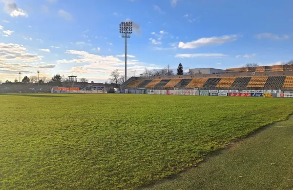 Dobro leto od začetka del reflektorji na sežanskem nogometnem stadionu še vedno ne svetijo, saj izvajalec 
še ni pridobil uporabnega dovoljenja. 