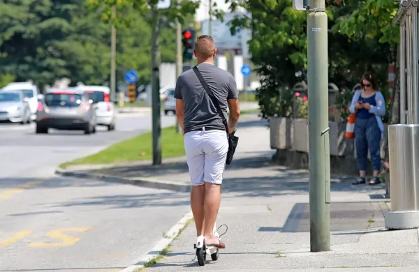 Ali lahko policisti ugotavljajo, če je e-skiro predelan, da dosega višje hitrosti?