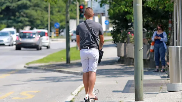Ali lahko policisti ugotavljajo, če je e-skiro predelan, da dosega višje hitrosti?
