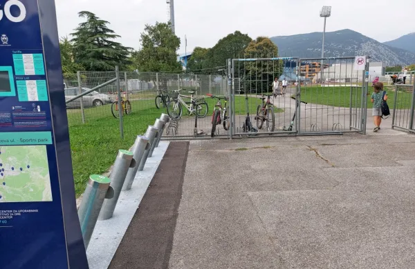 Eno od novih postajališč je tudi ob vhodu v športni park pri telovadnici Partizan. 