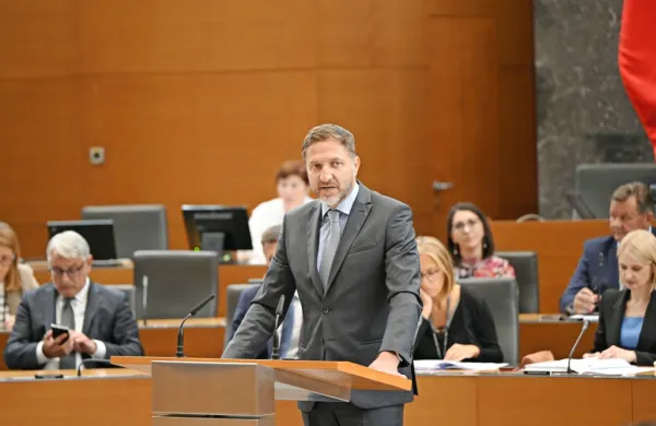  Finančni minister Klemen Boštjančič ima preglavice pri pripravi 
proračunskih dokumentov.