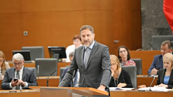  Finančni minister Klemen Boštjančič ima preglavice pri pripravi 
proračunskih dokumentov.