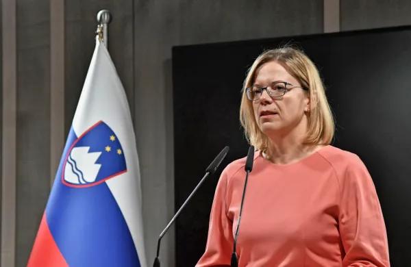 Sanja Ajanović Hovnik se je 26. julija odločila za spremembo pravil 
javnega razpisa.