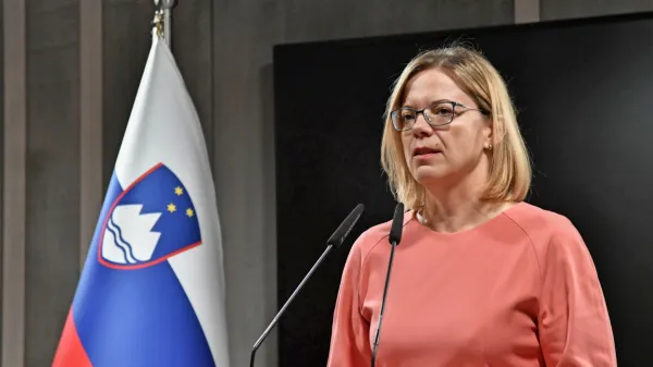 Sanja Ajanović Hovnik se je 26. julija odločila za spremembo pravil 
javnega razpisa.