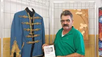 Stojan Kosmina s knjižico spominov vojaka Jožefa Kosmine, ki je 
služil v prvi svetovni vojni