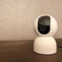 Nadzorna kamera s pomočjo umetne inteligence zazna človeka.