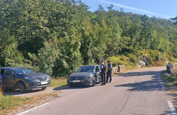 Policist  in  policistka  sta    včeraj  nadzirala    promet  po  cesti  od  
nekdanjega  mejnega  prehoda  proti  vasi  Podgorje. 