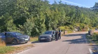 Policist  in  policistka  sta    včeraj  nadzirala    promet  po  cesti  od  
nekdanjega  mejnega  prehoda  proti  vasi  Podgorje. 