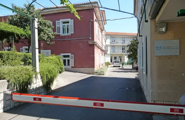 Izolski dom upokojencev je svojo 70-letnico dočakal povsem dotrajan in kljub dolgoletnim obljubam občine 
in države še vedno ni jasno, kakšna bo njegova usoda.  