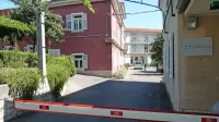 Izolski dom upokojencev je svojo 70-letnico dočakal povsem dotrajan in kljub dolgoletnim obljubam občine 
in države še vedno ni jasno, kakšna bo njegova usoda.  