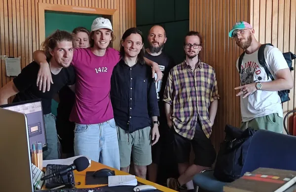 Razširjen zasedba, ujeta po  snemanju za kompilacijo Klubskega 
maratona RŠ na sedežu Radia Študent (z leve):  Andrej Batič, Matej 
Tolič, Jaša Krkoč, Jaka Podgornik, Jure Gruden, Jernej Štravs in 
Matic Berus.

